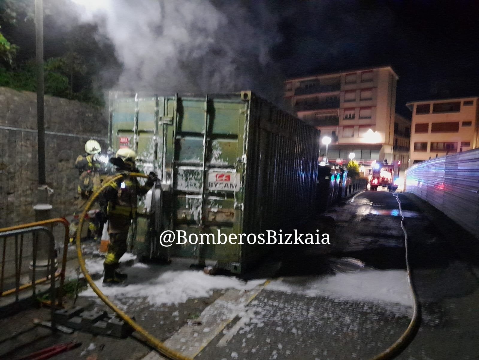 Bomberos sofocan el fuego del contenedor de obras.