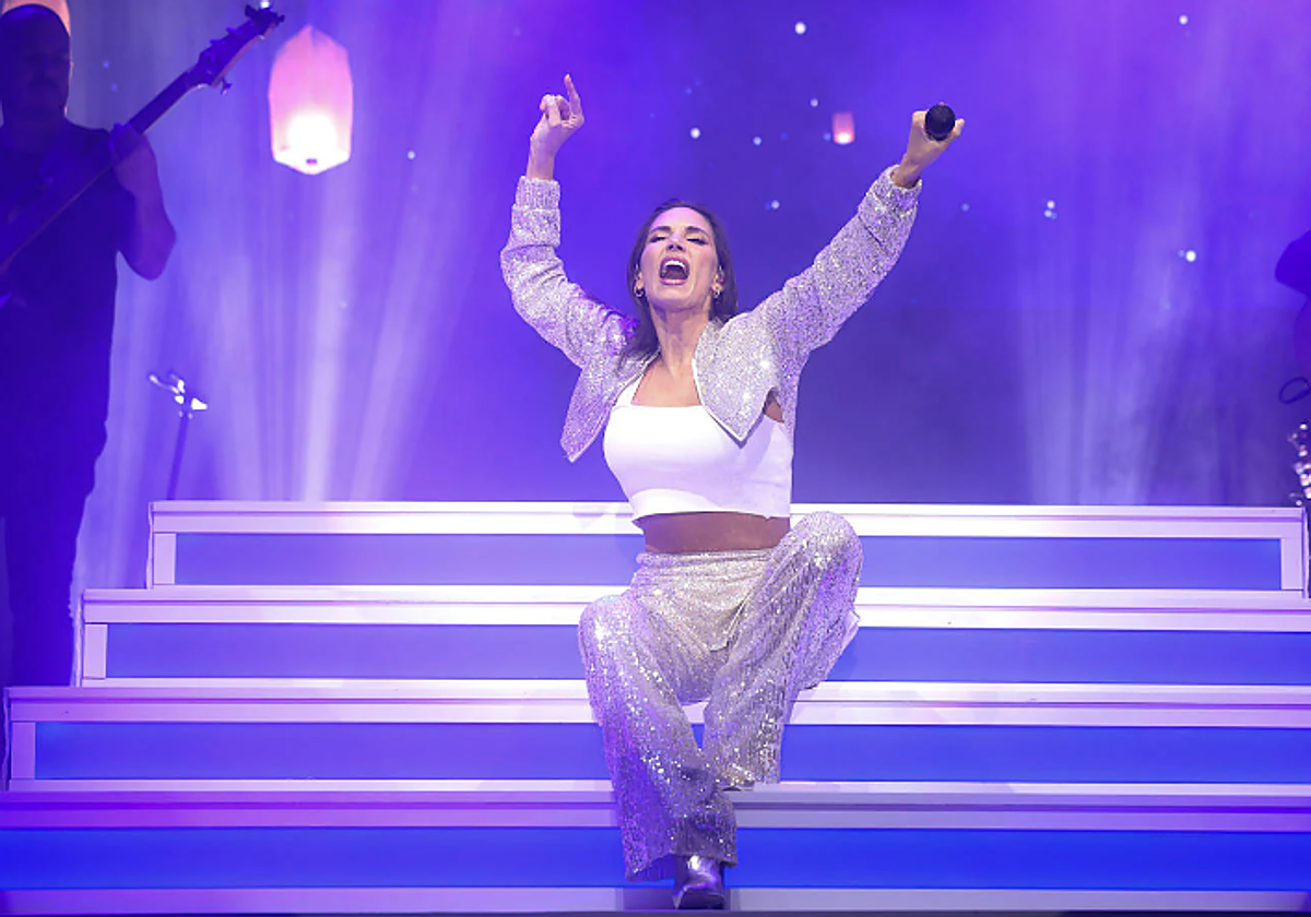 India Martínez durante el concierto en la Plaza Mayor de Valladolid.