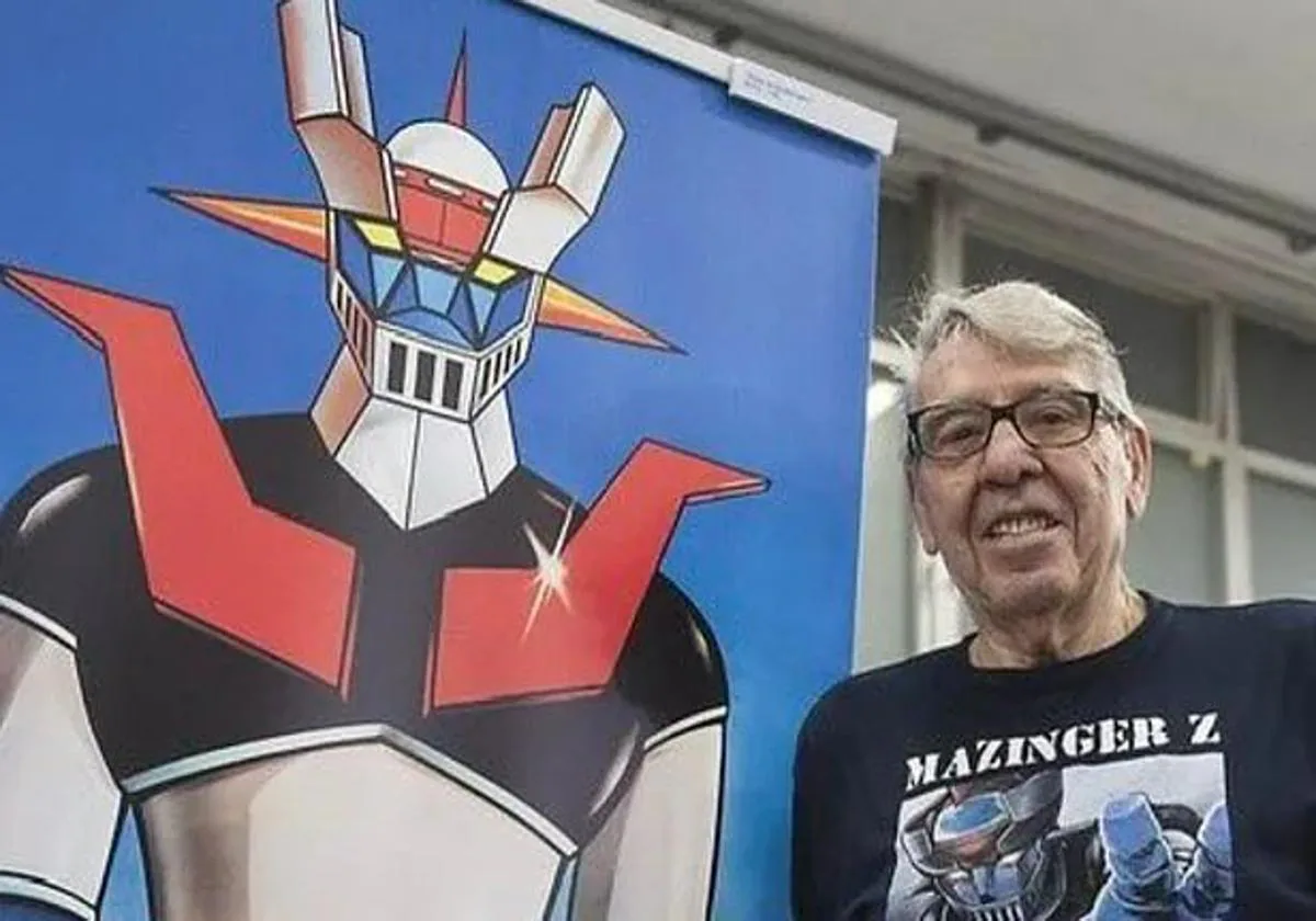 Alfredo Garrido, junto a una imagen de Mazinger Z.