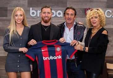 Iker Muniain, emocionado en San Lorenzo junto con sus padres y su novia: «Quiero vestirme de corto y empezar a jugar»