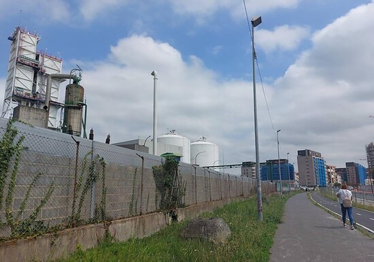 La fábrica, a la izquierda, cuenta con varios edificios de viviendas cercanos en una zona en la que se está construyendo la urbanización del Parque Serralta.