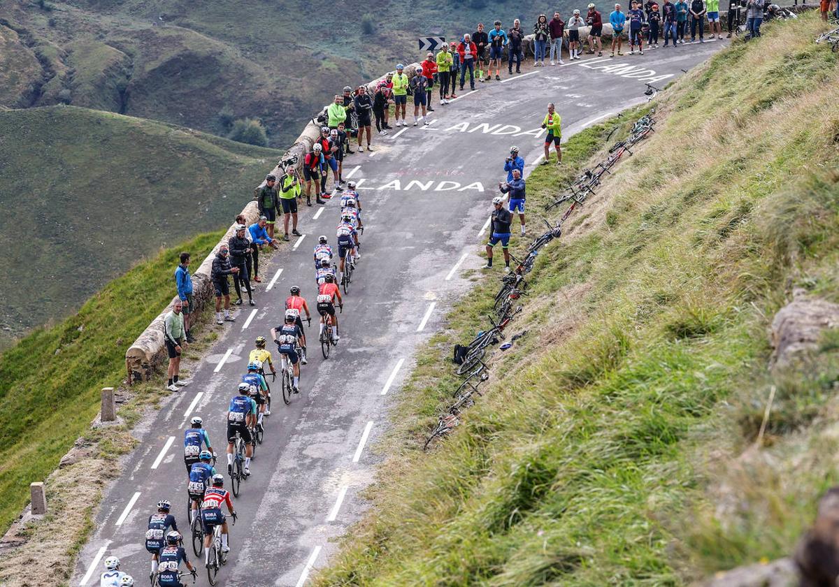 Las espectaculares imágenes que deja la etapa entre Villarcayo y Picón Blanco