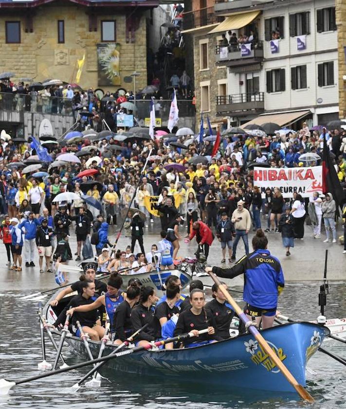 Imagen secundaria 2 - Arraun Lagunak conquista su tercera Bandera de La Concha