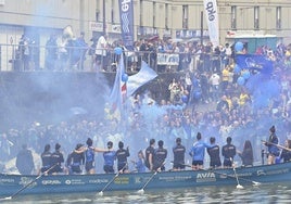 Arraun Lagunak celebra la victoria en la Bandera de La Concha.