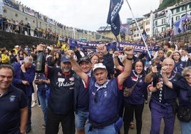 Seguidores de Bermeo arropan a la embarcación de Urdaibai en la segunda jornada de la Bandera de La Concha.