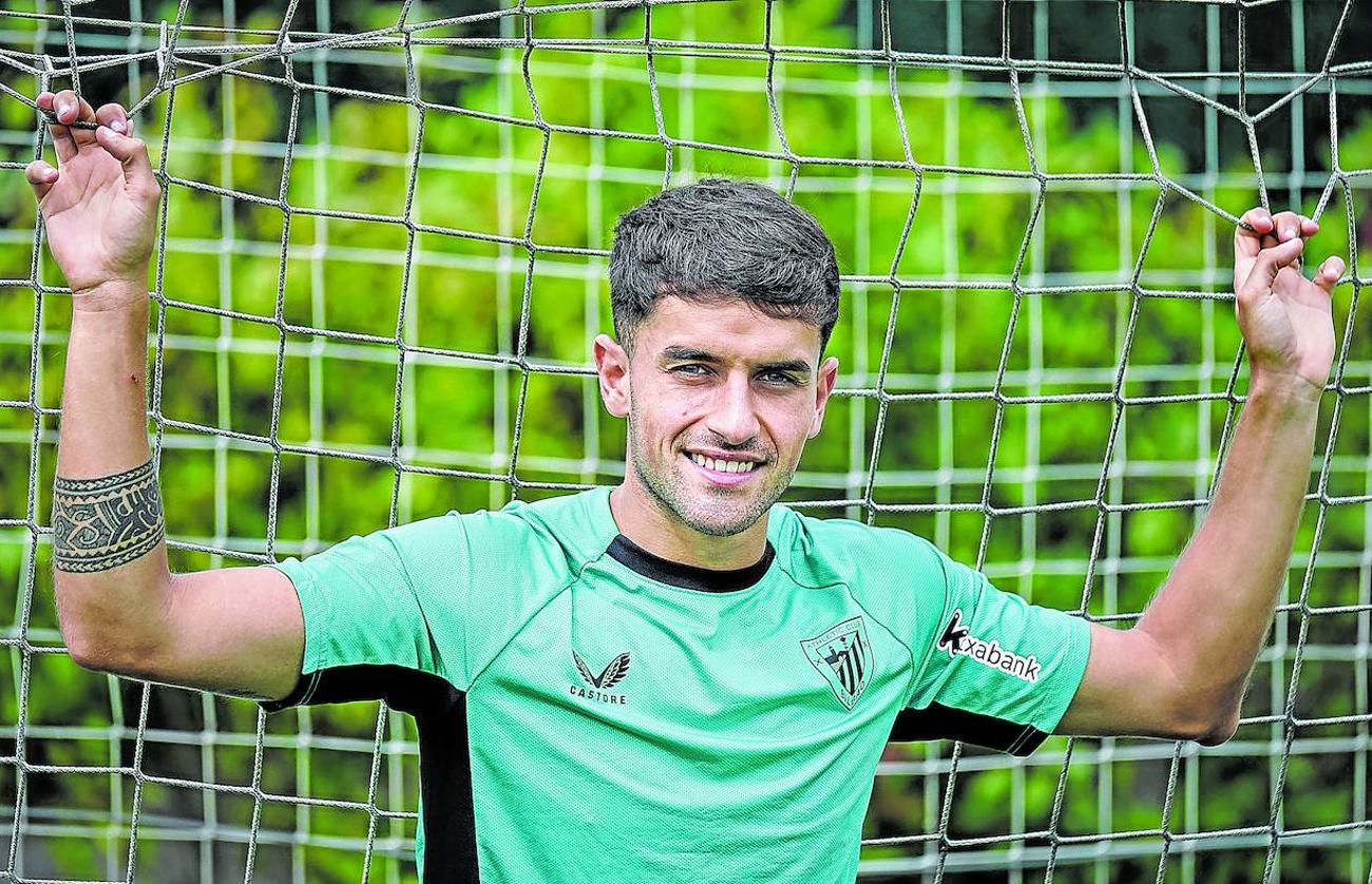 Beñat Prados posa para EL CORREO en las instalaciones de Lezama tras la entrevista