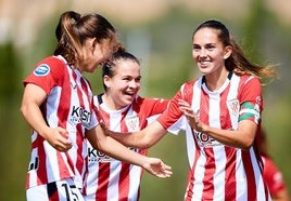 Pinedo y Zugasti felicitan a la capitana Oguiza tras anotar el único gol del encuentro en Buñol.