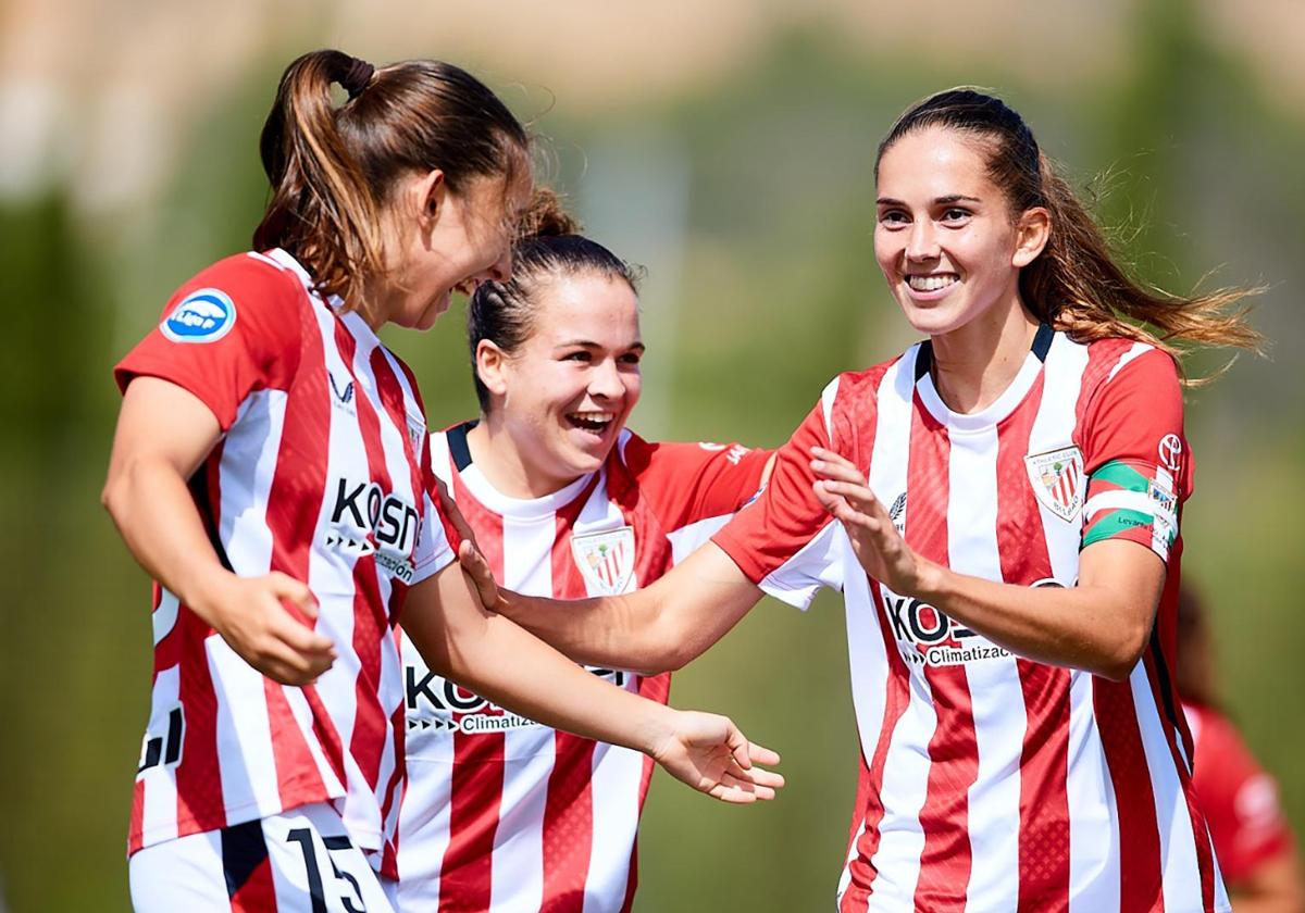 Pinedo y Zugasti felicitan a la capitana Oguiza tras anotar el único gol del encuentro en Buñol.