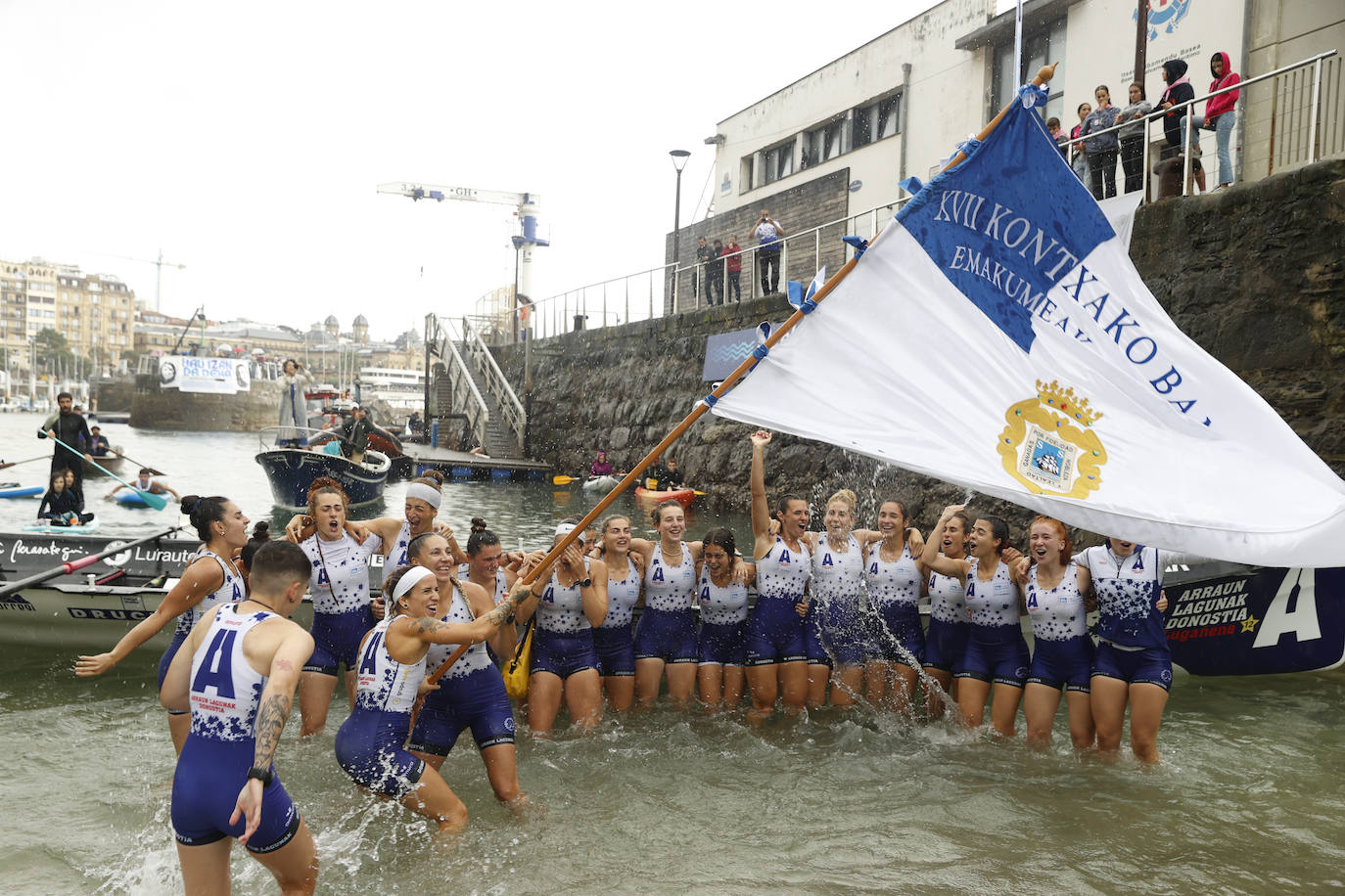 Arraun Lagunak consigue su tercera Bandera de La Concha