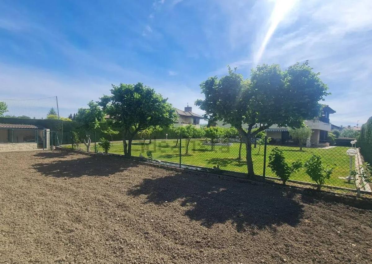 Imagen secundaria 1 - Txoko, terreno para huerta y terraza.