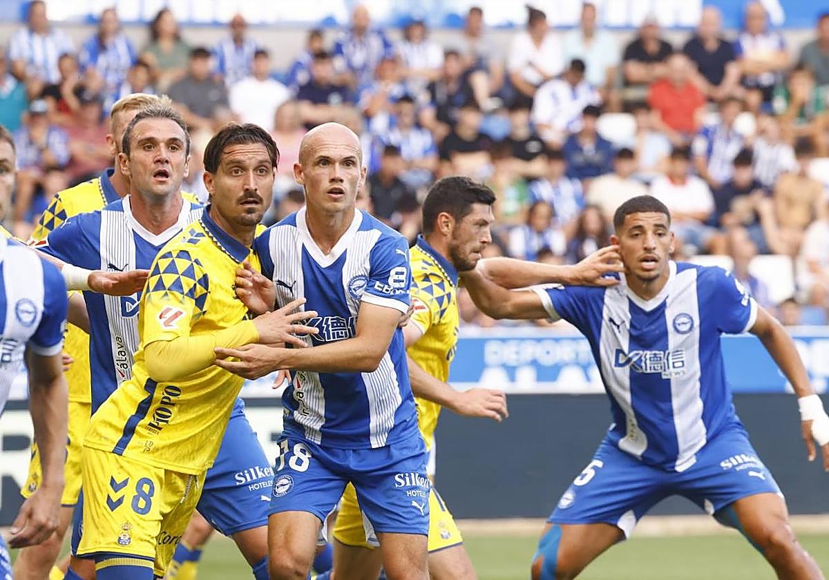 Kike García, Guridi y Abqar, durante el partido ante Las Palmas.