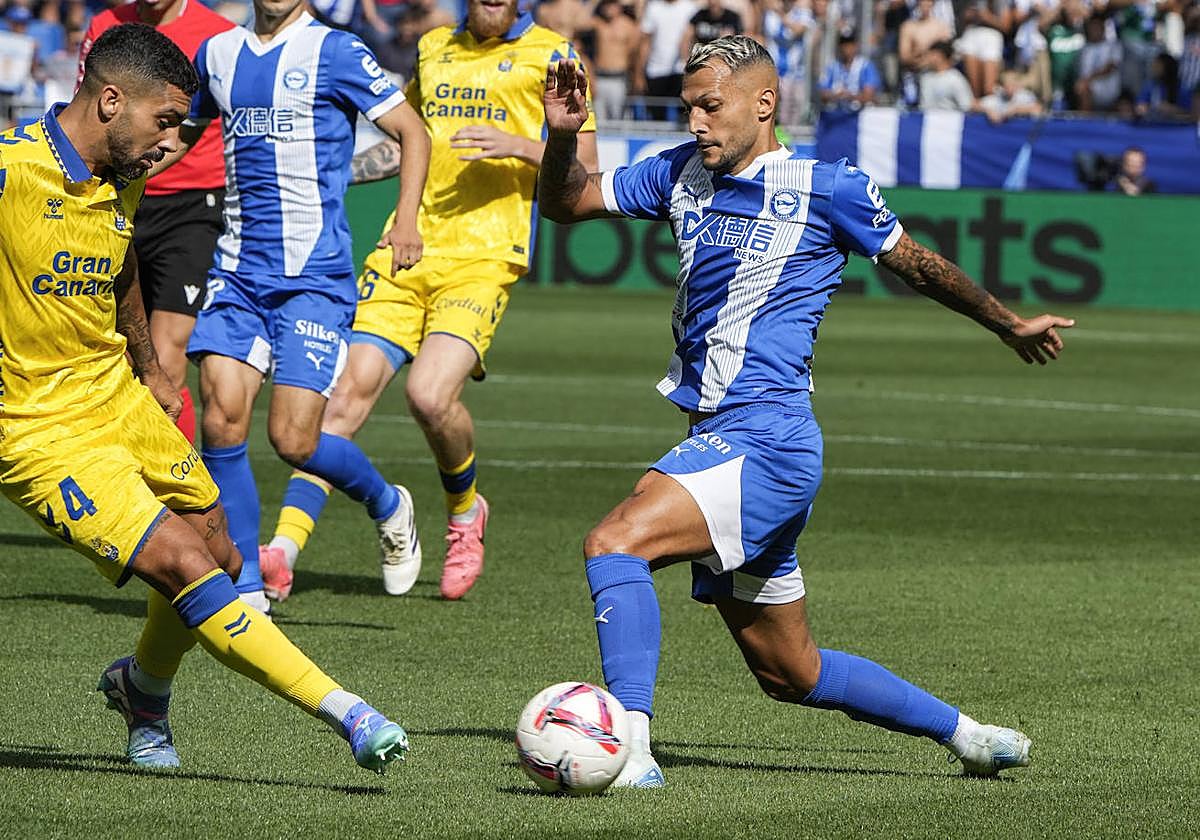 Stoichkov regatea a Álex Suárez en el partido ante Las Palmas.