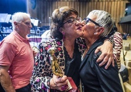 Elena Martínez de Madina, con el premio en la mano.