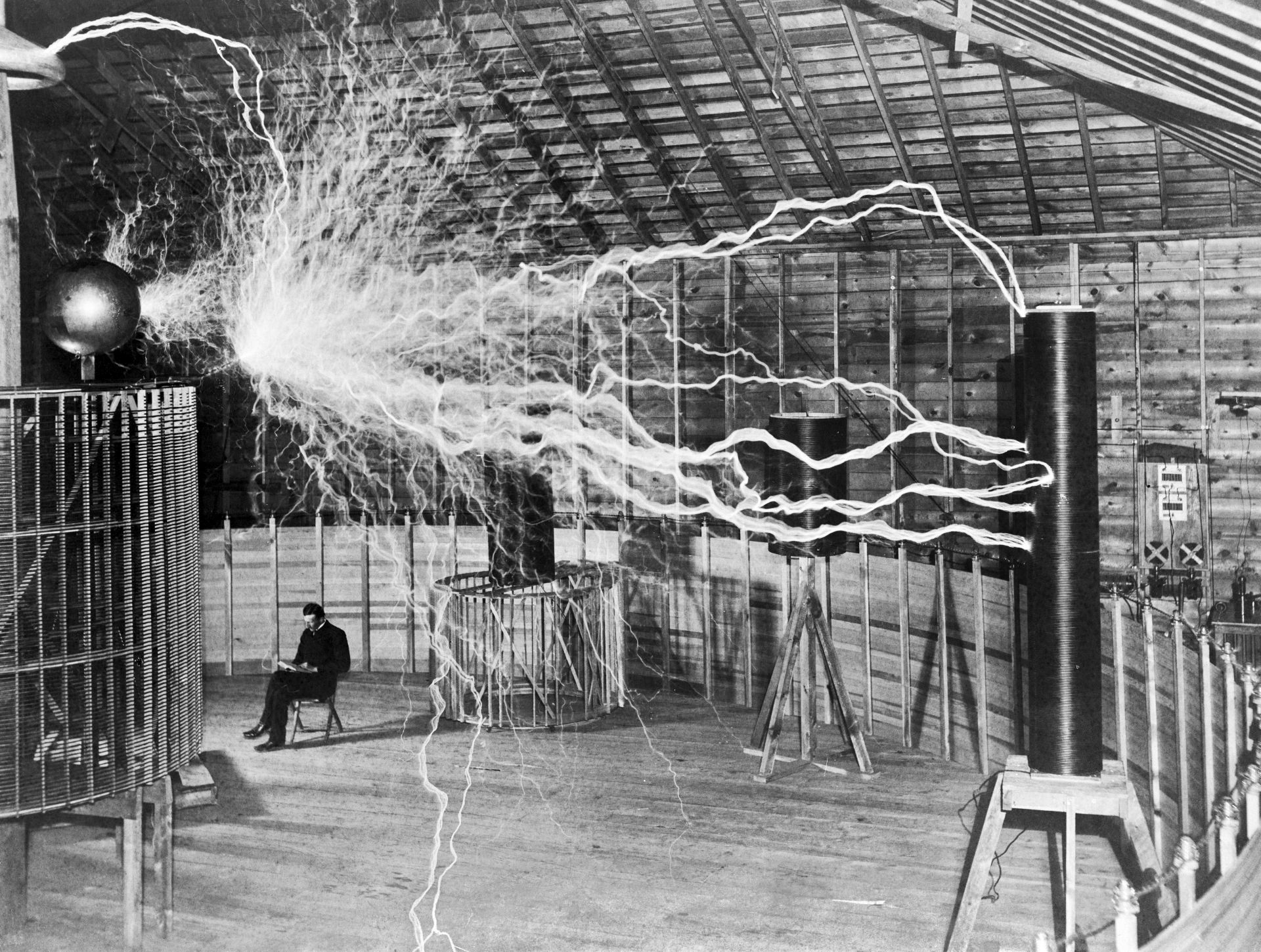 Nikola Tesla, leyendo en su laboratorio de Colorado Springs hacia 1900.