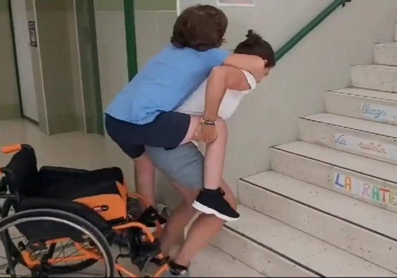 Momento en el que María Jesus aúpa a su hijo Aruro en el colegio