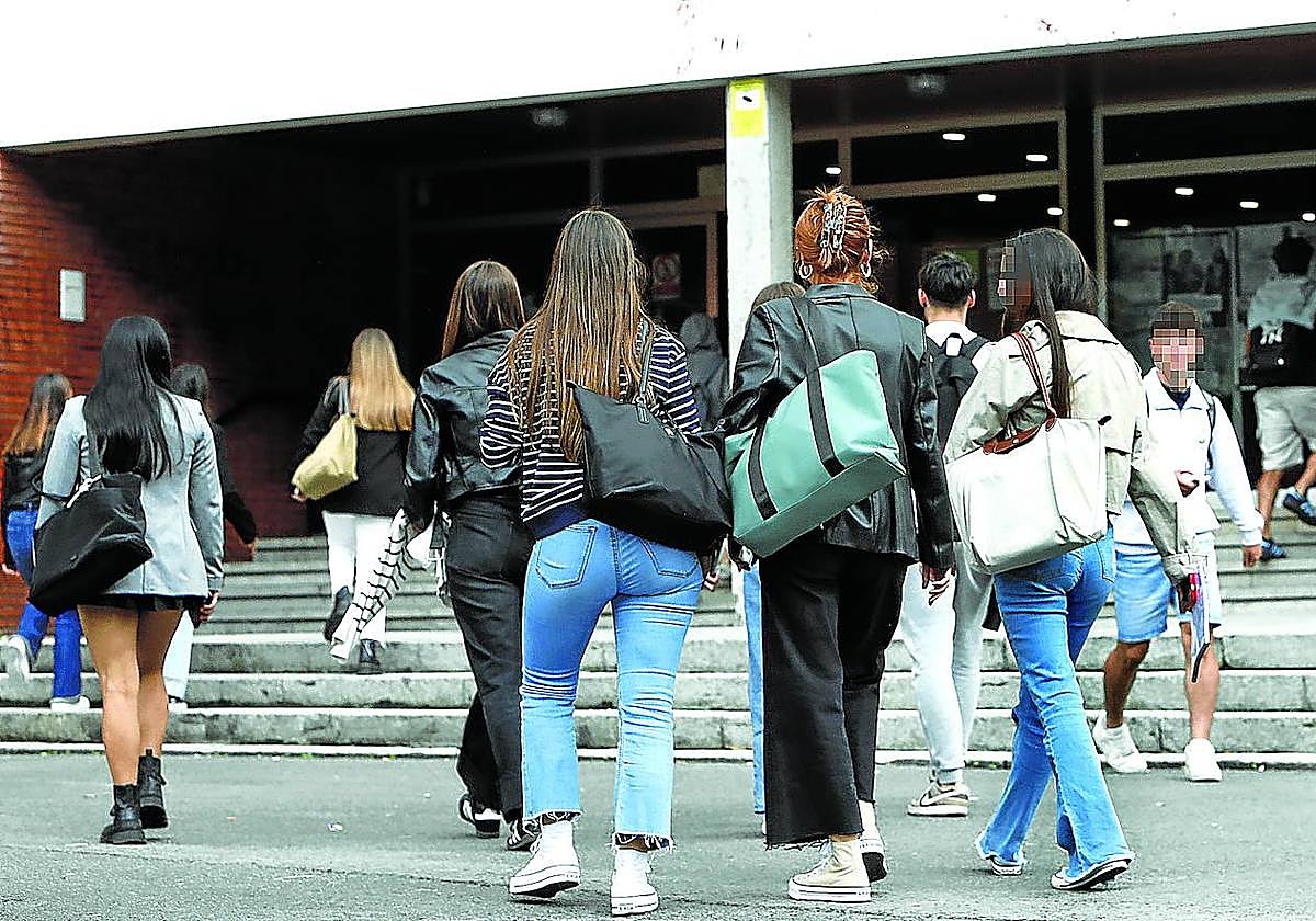 Alumnos de la Facultad de Economía y Empresa de la UPV/EHU, en Sarriko, entran a clase en la jornada de inicio de curso, este pasado lunes.