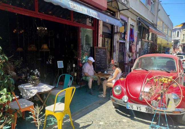 Las cafeterías de Balat otorgan notas de color a las calles.