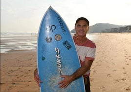 Aitor Francesena, en la playa de Zarauz.