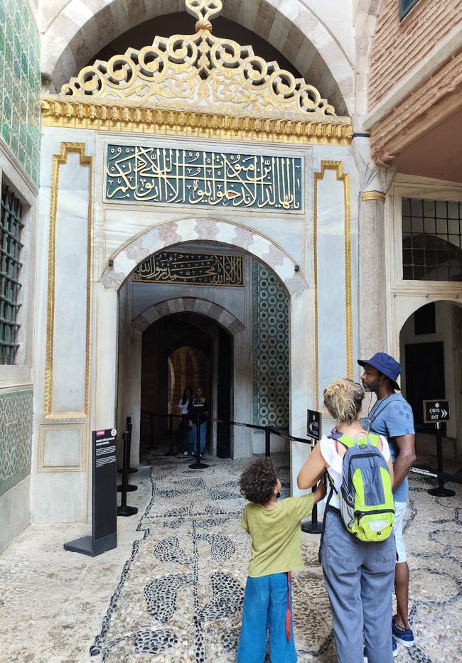 Una familia visita el Palacio Topkapi.