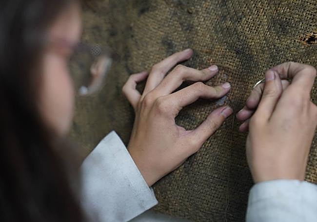 Primer plano del trabajo de cosido de los sacos.