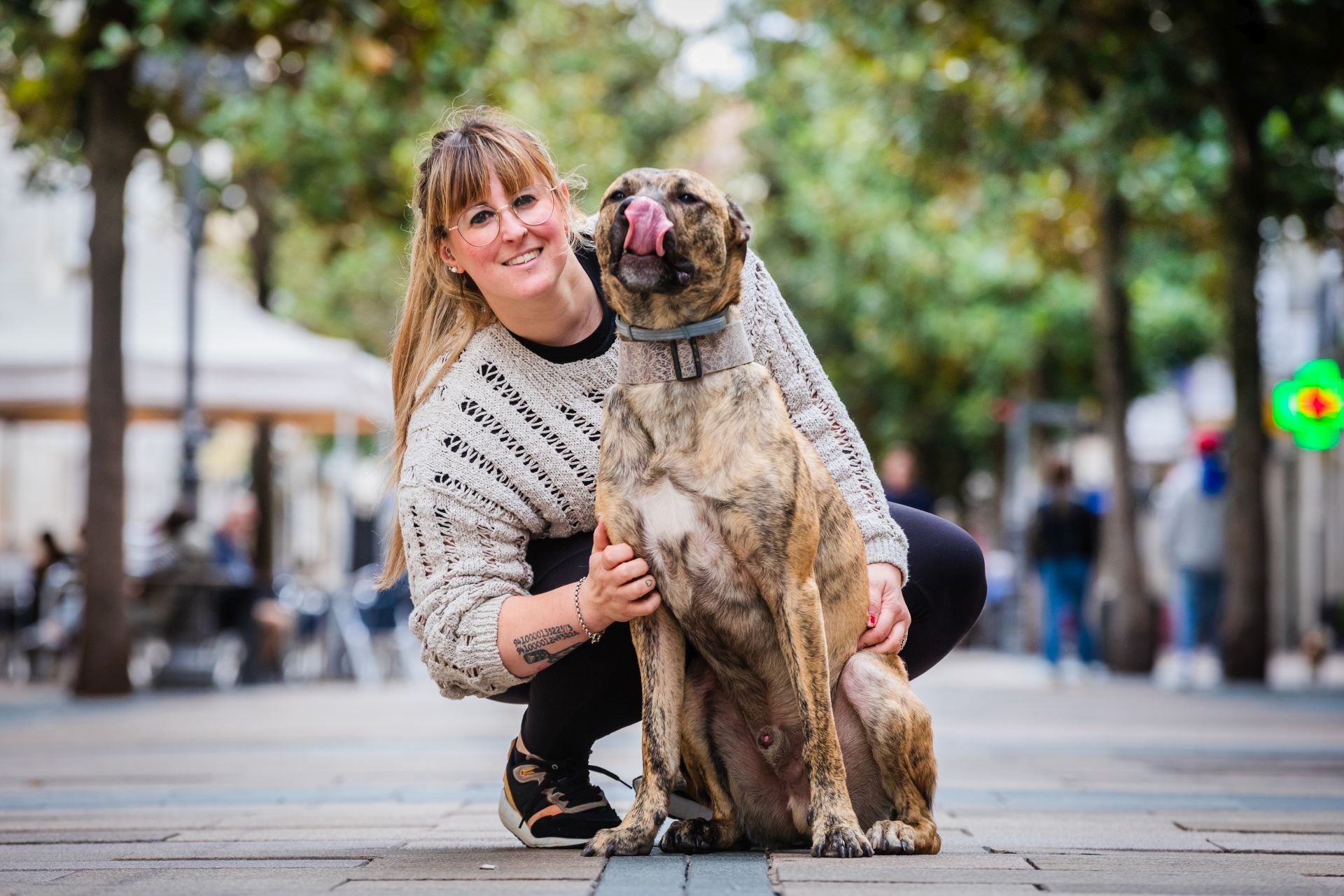 Marta Moreno junto a una de las mascotas en adopción de Apasos.