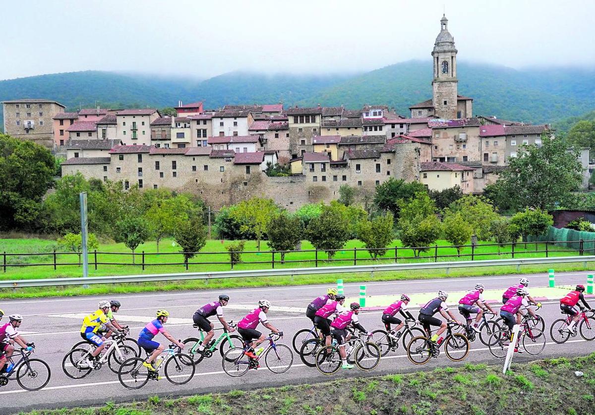 Participantes en la prueba del pasado año a su paso por Santa Cruz de Campezo.