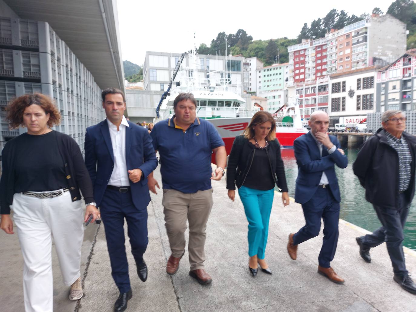 Imanol Pradales durante su visita al puerto de Ondarroa para reunirse con el sector pesquero.