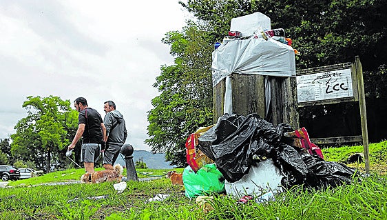 Los vecinos de la Peña protestan por la suciedad del parque de Montefuerte