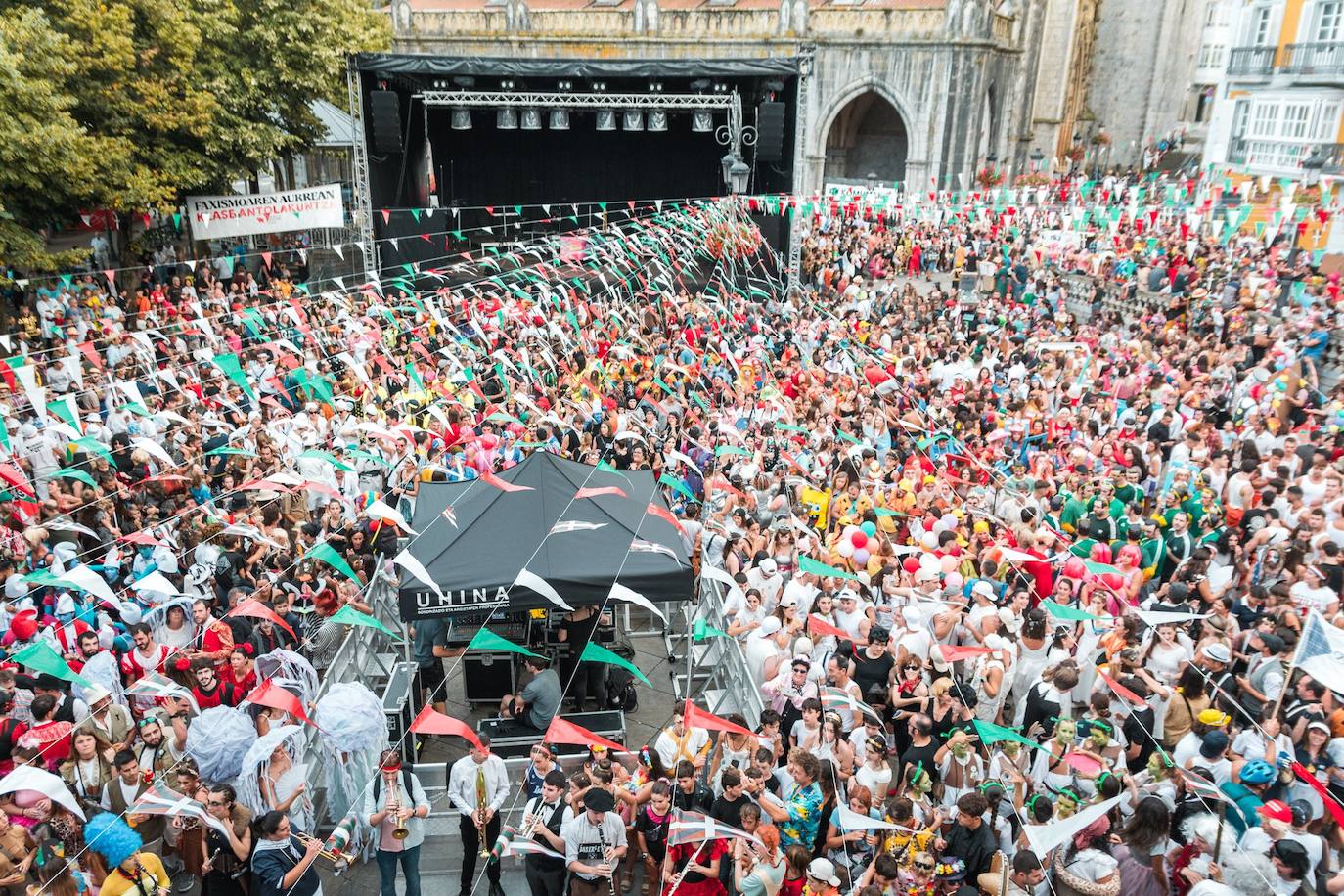 La plaza de Lekeitio se llena de cuadrillas en vísperas del día de San Antolin.