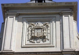 Detalle del escudo franquista que se va a retirar en el edificio de Olaguíbel.