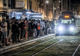 El tranvía transporta viajeros de madrugada en celebraciones masivas como las fiestas de La Blanca.