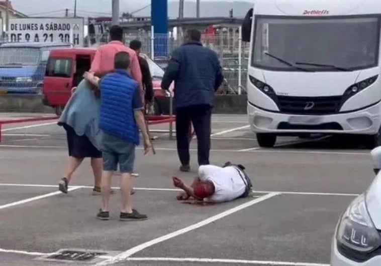 Momento en el que la víctima permanece sangrando en el aparcamiento tras la paliza.