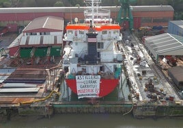 Pancarta de protesta contra el proyecto de expansión del Guggenheim en Urdaibai colocada en la popa de un barco en construcción en Astilleros de Murueta.