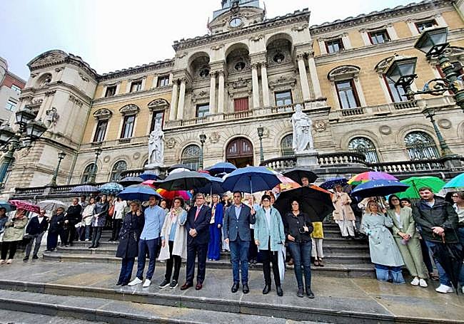 Concentración de repulsa llevada a cabo en el Ayuntamiento de Bilbao.