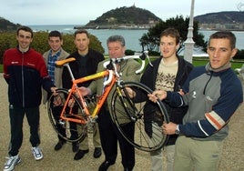 Presentación en 201 de la nueva bicicleta Orbea del equipo Euskaltel-Euskadi. Miguel Madariaga, Julián Gorospe y varios ciclistas dela formación naranja.