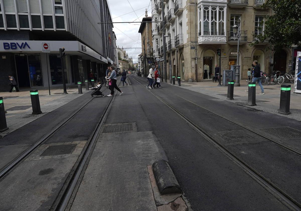 Aspecto irregular del trazado del tranvía en la calle General Álava tras las obras de asfaltado.