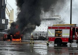 El incendio de una máquina elevadora provoca la alarma en el Puerto de Bilbao