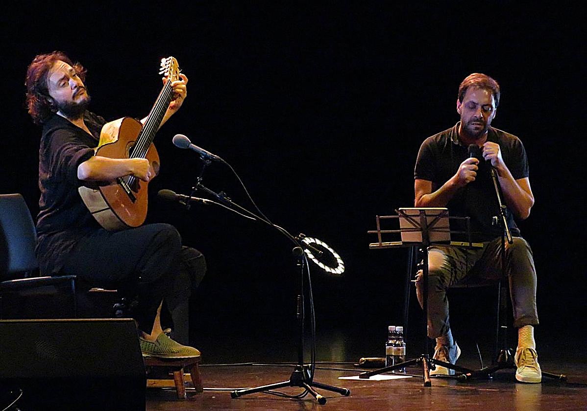 Los dos actuaron sentados.