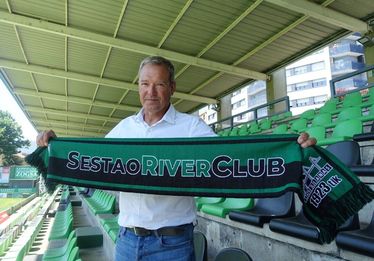 Ángel Viadero en Las Llanas con la bufanda del Sestao River.