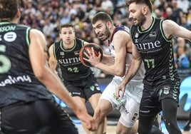 Nikos Rogkavopoulos se topa con De Ridder en el último derbi entre el Baskonia y el Bilbao Basket.