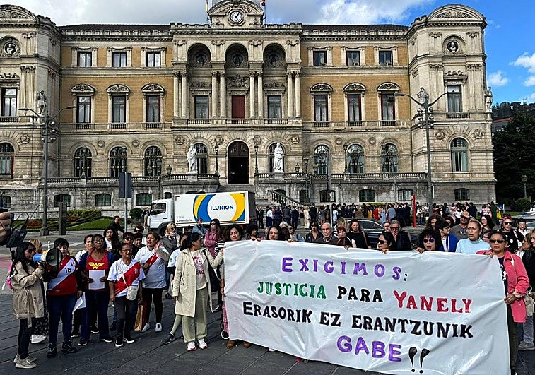 Medio centenar de personas se han concentrado en repulsa del crimen de Yanely.