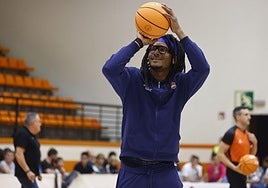 Zoran Dragic charla con el asistente azulgrana David Gil en la previa del encuentro.