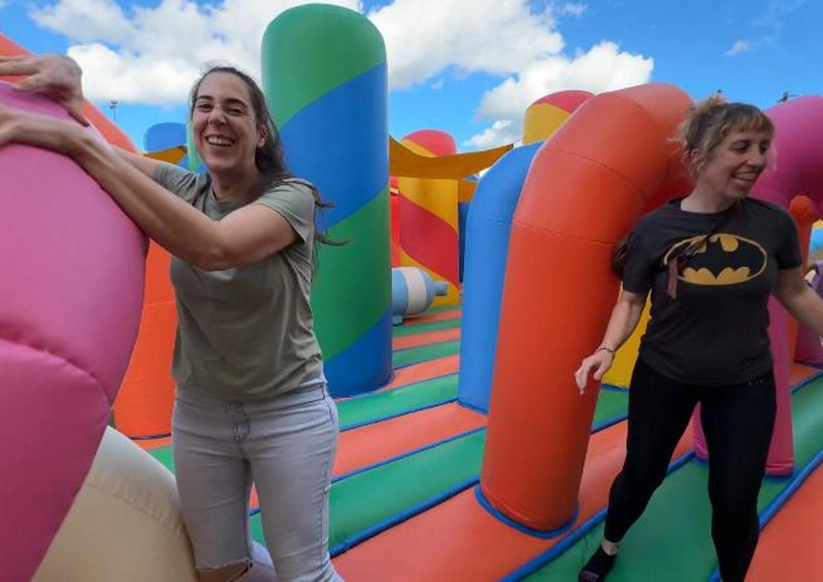 Imagen secundaria 1 - El parque de atracciones hinchable más grande del mundo abre sus puertas en Barakaldo