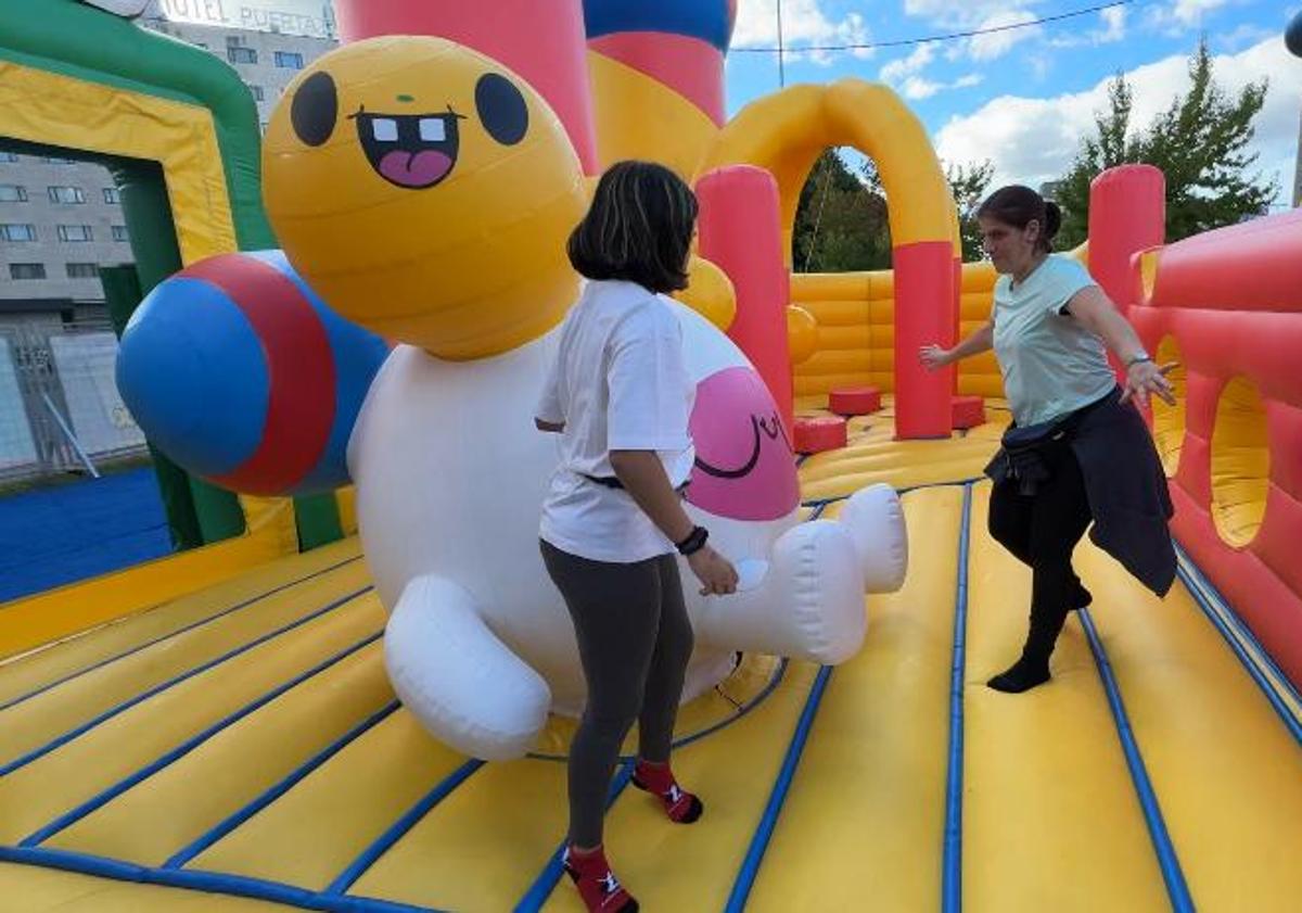 Imagen principal - El parque de atracciones hinchable más grande del mundo abre sus puertas en Barakaldo