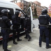 Apuñala a sus padres y amenaza con tirarse por el balcón en San Adrián