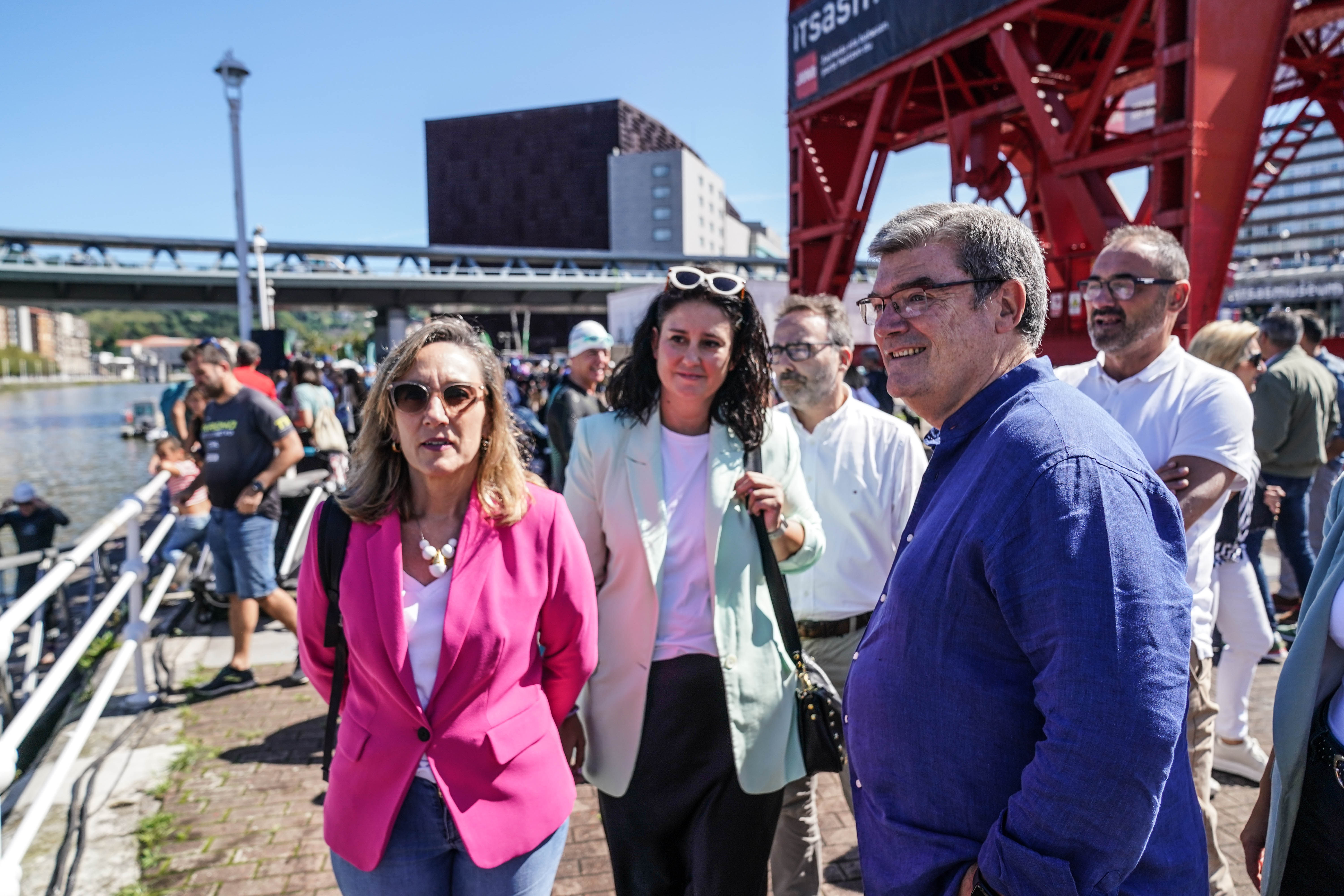 El espectáculo del Bilbao Triathlon inunda de atletas la ciudad