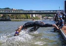 El espectáculo del Bilbao Triathlon inunda de atletas la ciudad