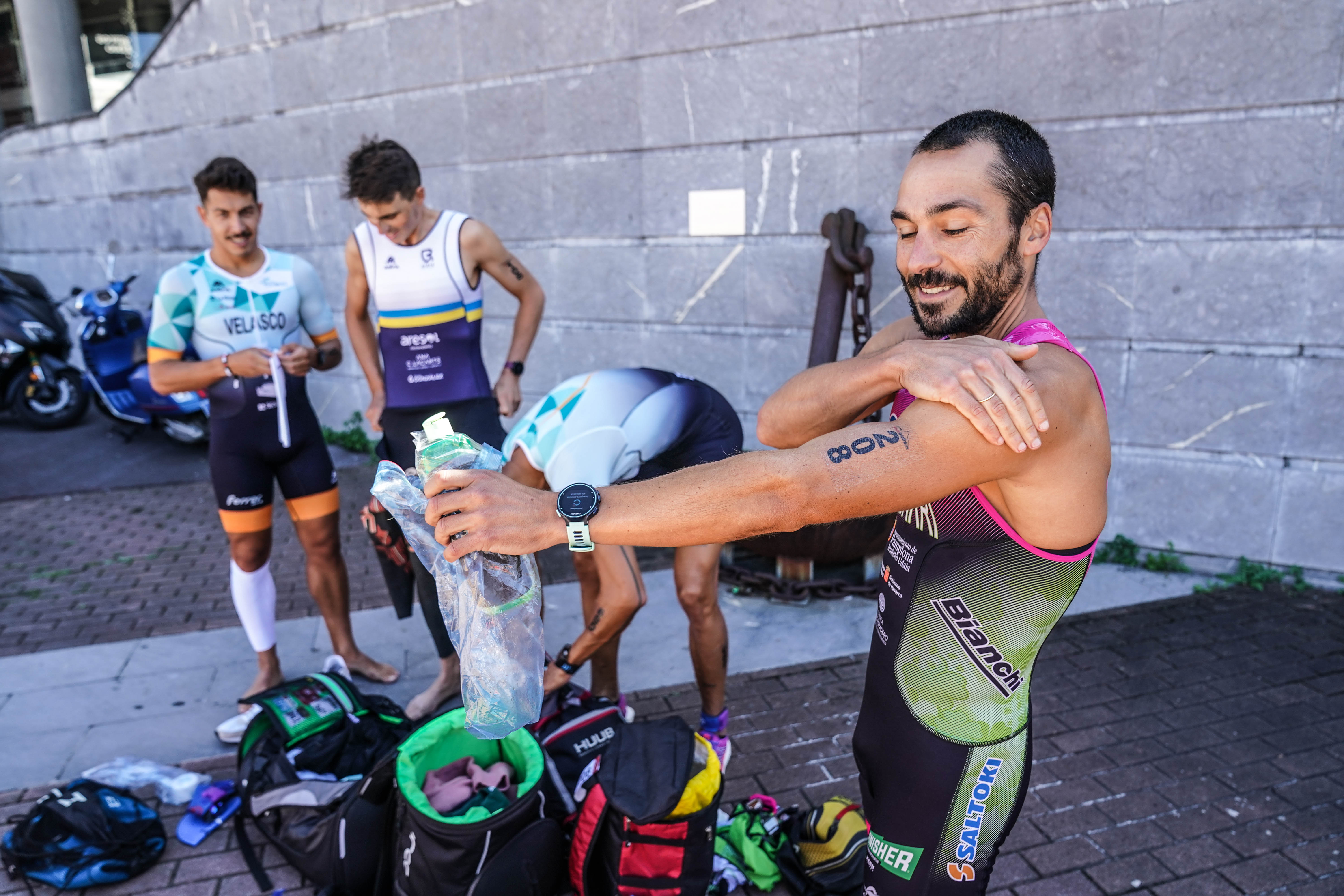 El espectáculo del Bilbao Triathlon inunda de atletas la ciudad