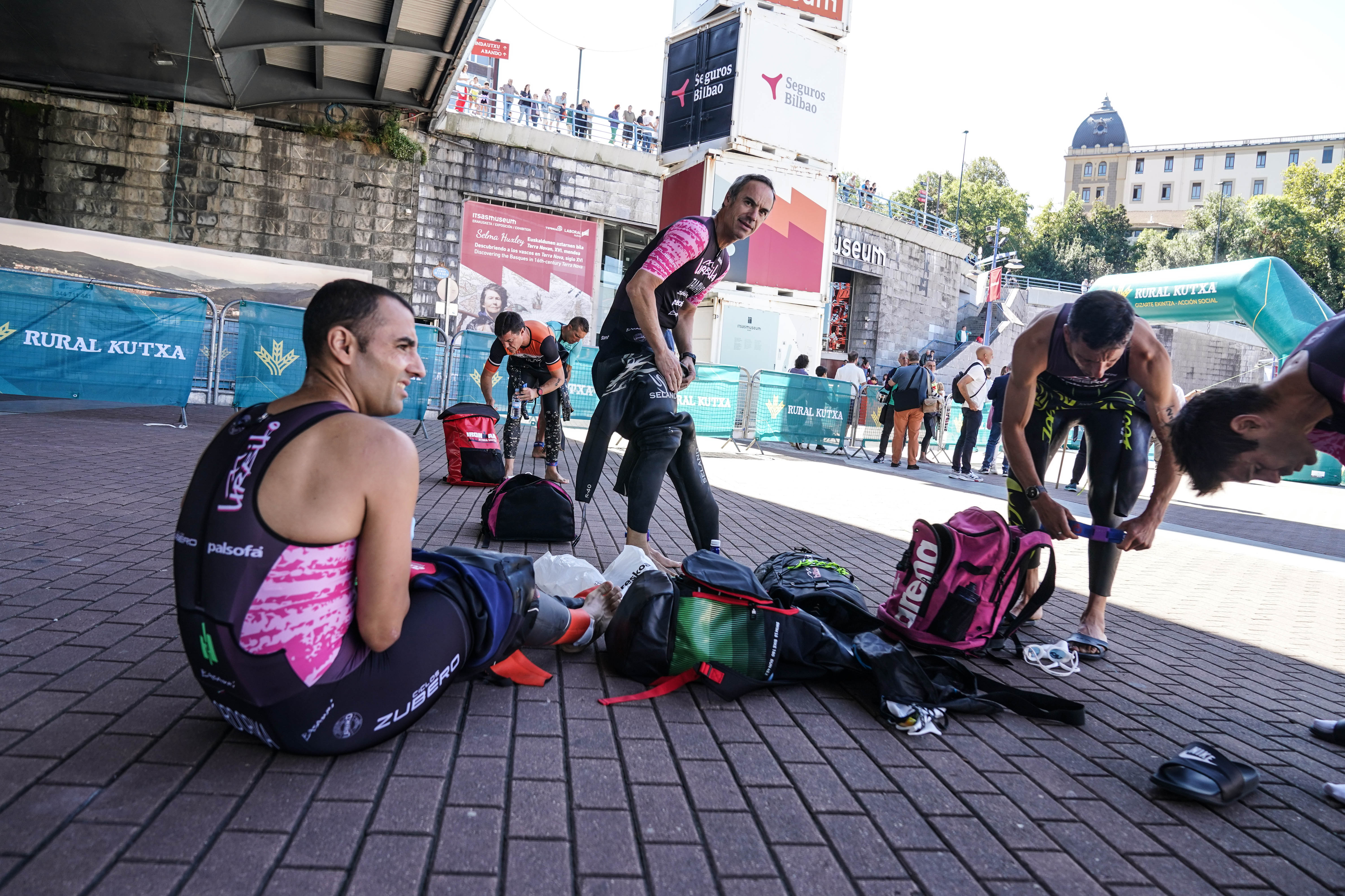 El espectáculo del Bilbao Triathlon inunda de atletas la ciudad