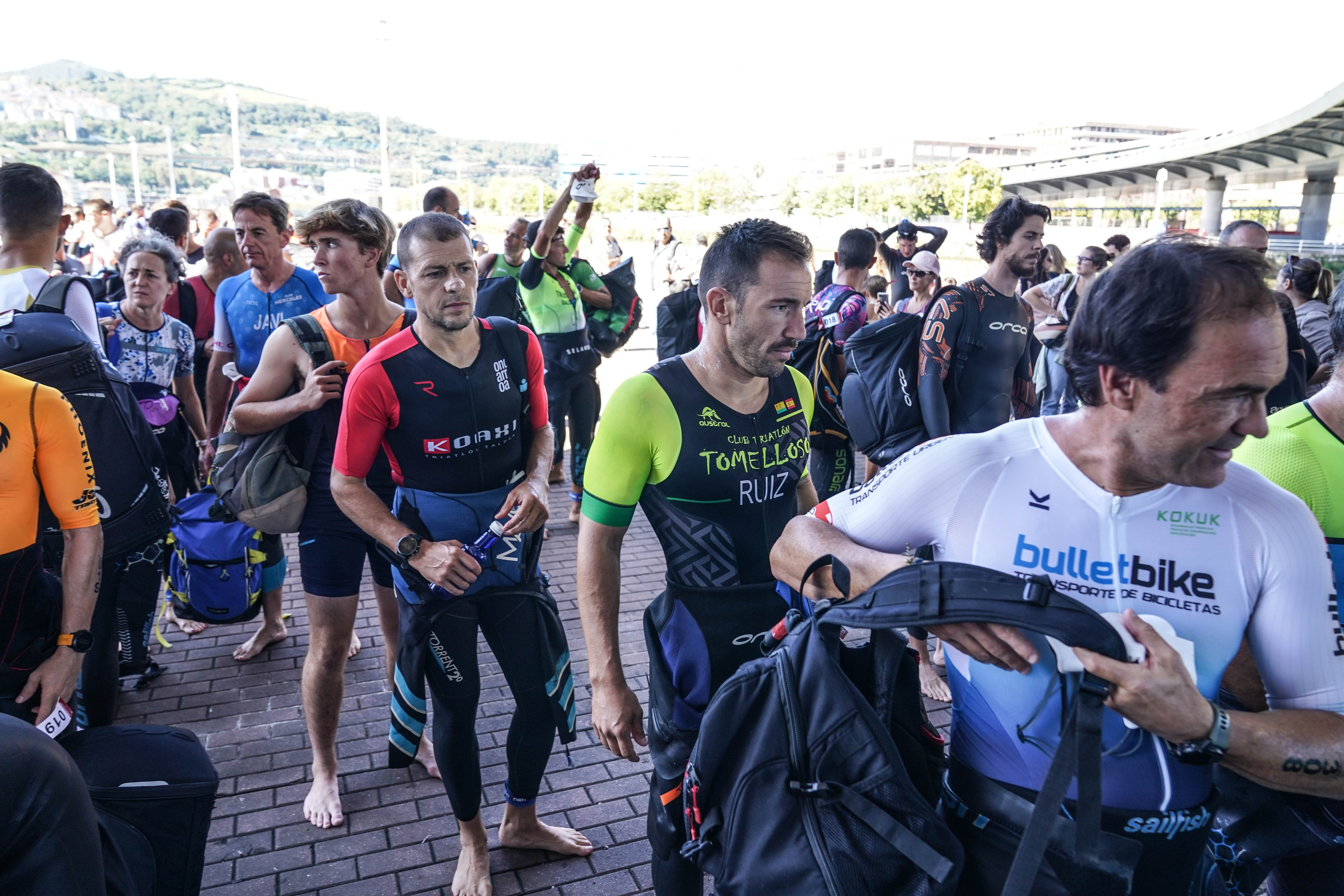 El espectáculo del Bilbao Triathlon inunda de atletas la ciudad